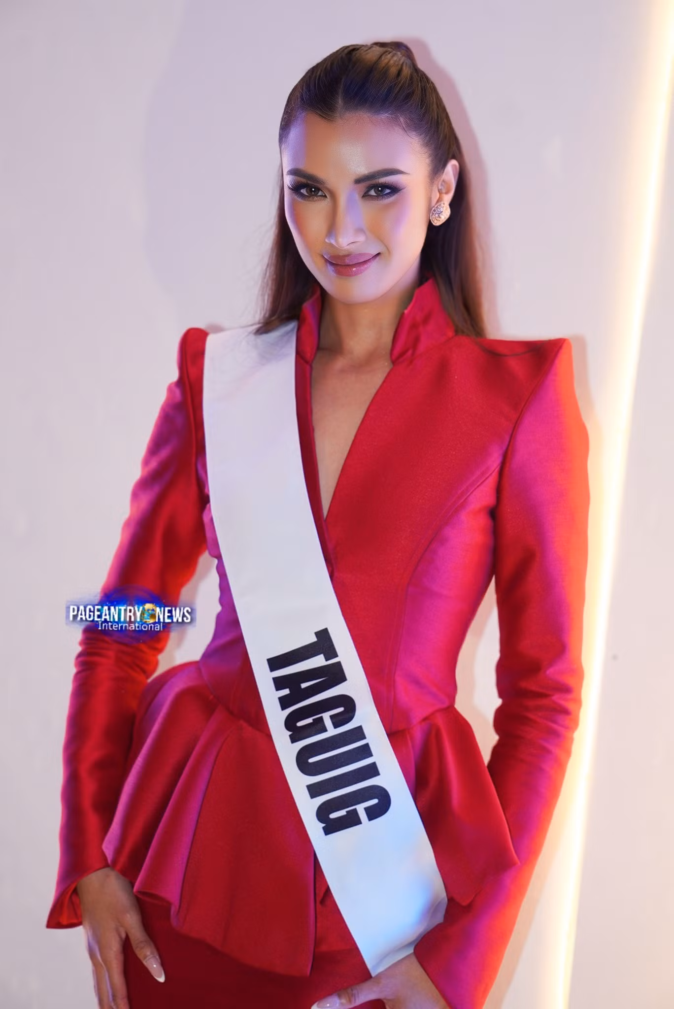 Katrina Llegado - á hậu 5 Reina Hispanoamericana 2019 - trở lại chinh phục vương miện Hoa hậu Hoàn vũ Philippines 2025. Katrina năm nay 24 tuổi, là người mẫu, diễn viên và doanh nhân. Cô có bằng cử nhân Quản lý Tài chính.