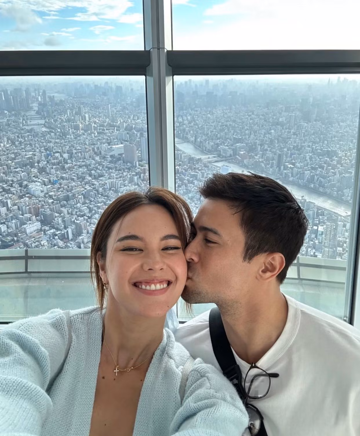 Catriona Gray và Sam Milby trong chuyến du lịch Nhật Bản hồi tháng 4/2023.