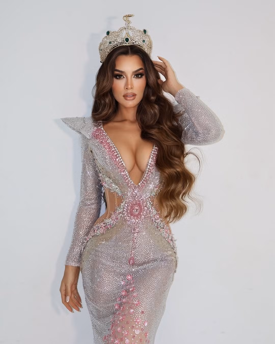 Á hậu 2 Hoa hậu Hòa bình Quốc tế 2023 Maria Alejandra López gỡ bỏ danh hiệu trên trang cá nhân, đồng thời hủy theo dõi ông Nawat.