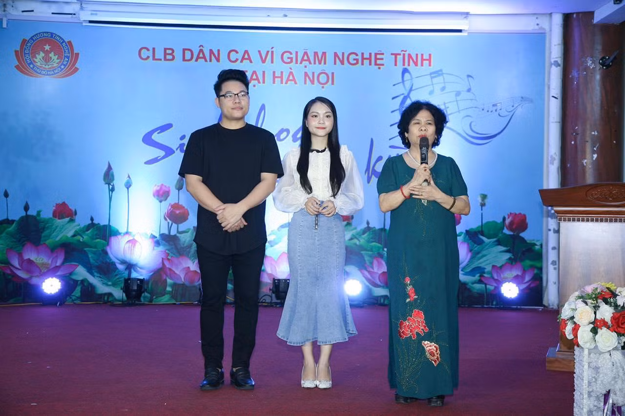 Lãnh đạo Câu lạc bộ dân ca ví giặm Nghệ Tĩnh tại Hà Nội chụp ảnh cùng các nghệ sỹ trẻ tài năng.