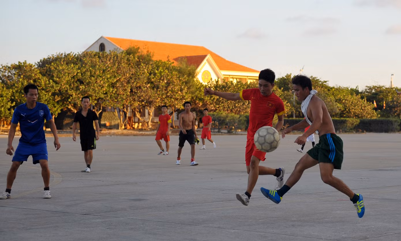 Chơi bóng ở Trường Sa ảnh 4