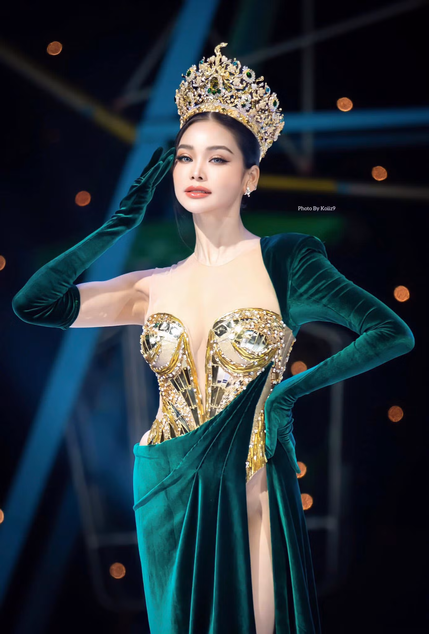 Đương kim Hoa hậu Hòa bình Thái Lan Engfa Waraha bị chỉ trích với bộ váy hớ hênh.