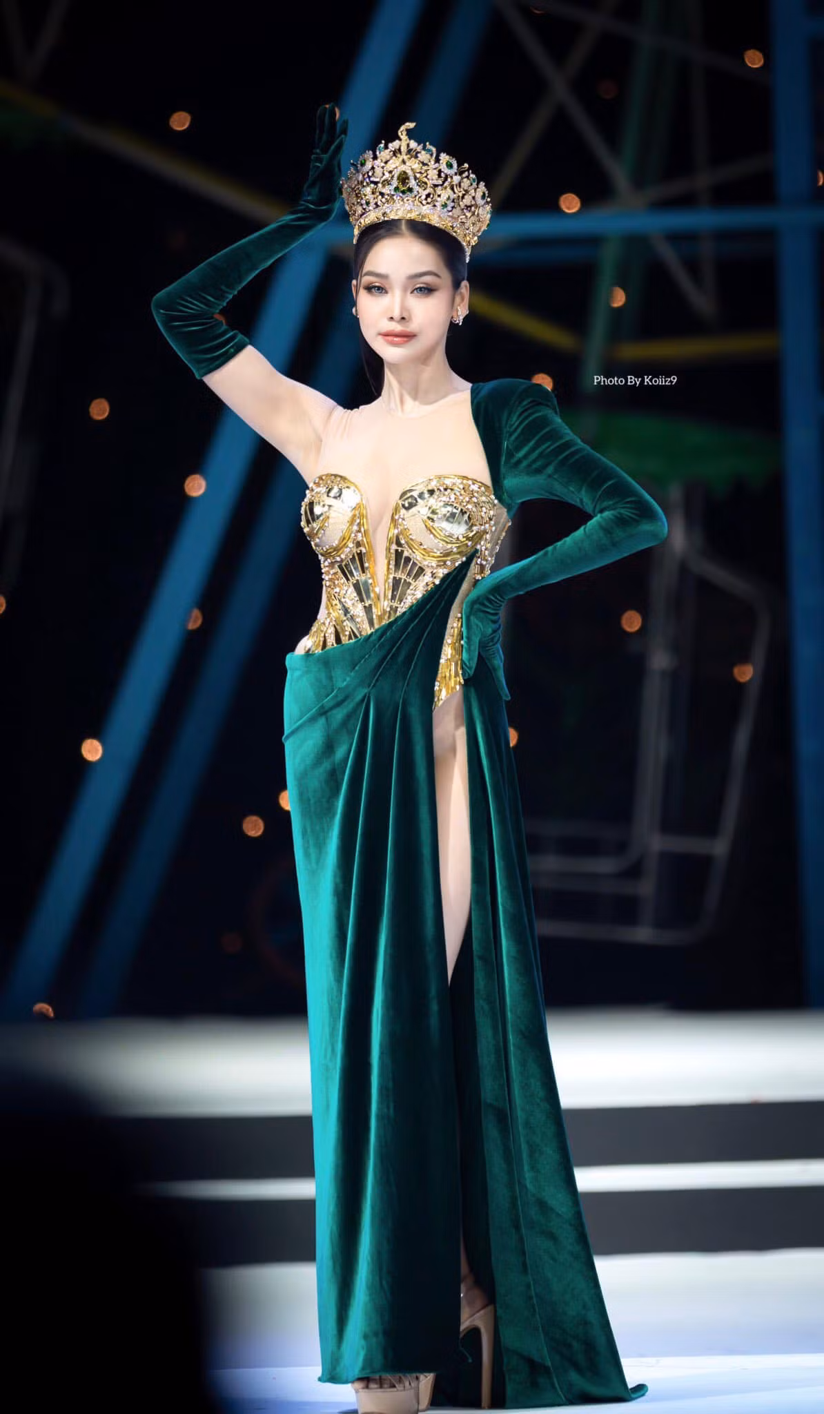 Đương kim Hoa hậu Hòa bình Thái Lan Engfa Waraha bị chỉ trích với bộ váy hớ hênh.