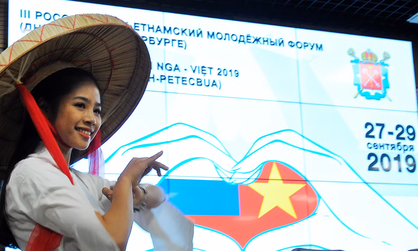 Thanh niên Việt - Nga trình diễn nét đặc sắc văn hoá dân tộc ảnh 4