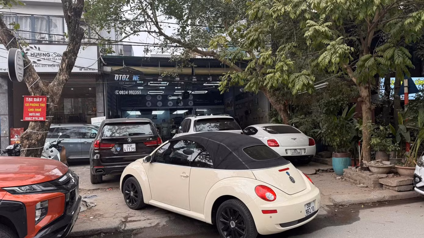 Xưởng sửa chữa thường đông đúc vào dịp cuối năm, người dùng có thể tự kiểm tra tại nhà. Ảnh: Hiển Nguyễn.