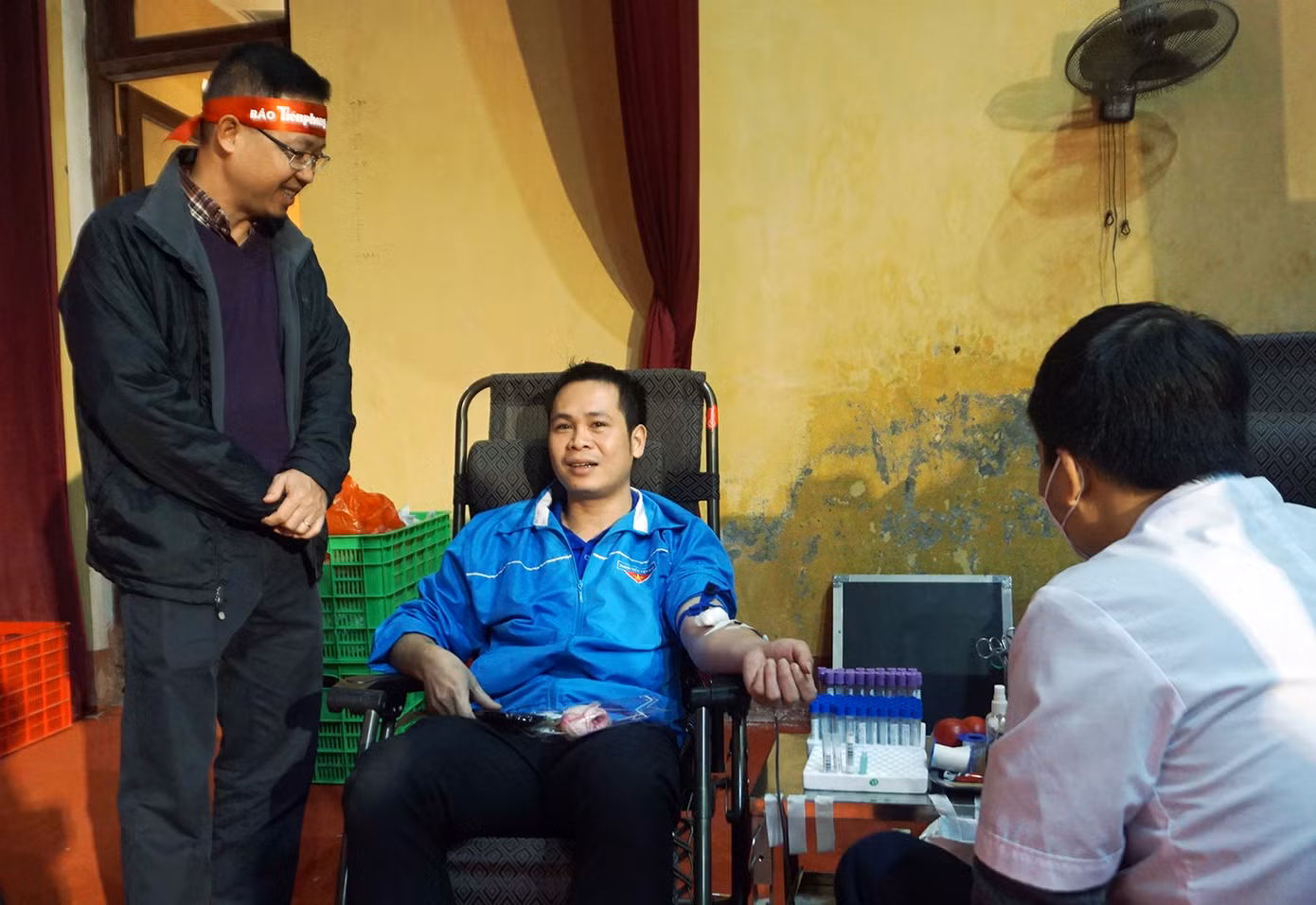 Anh Nông Thanh Hoàn – Bí thư đoàn Trường Cao đẳng nghề Vĩnh Phúc tham gia hiến máu.
