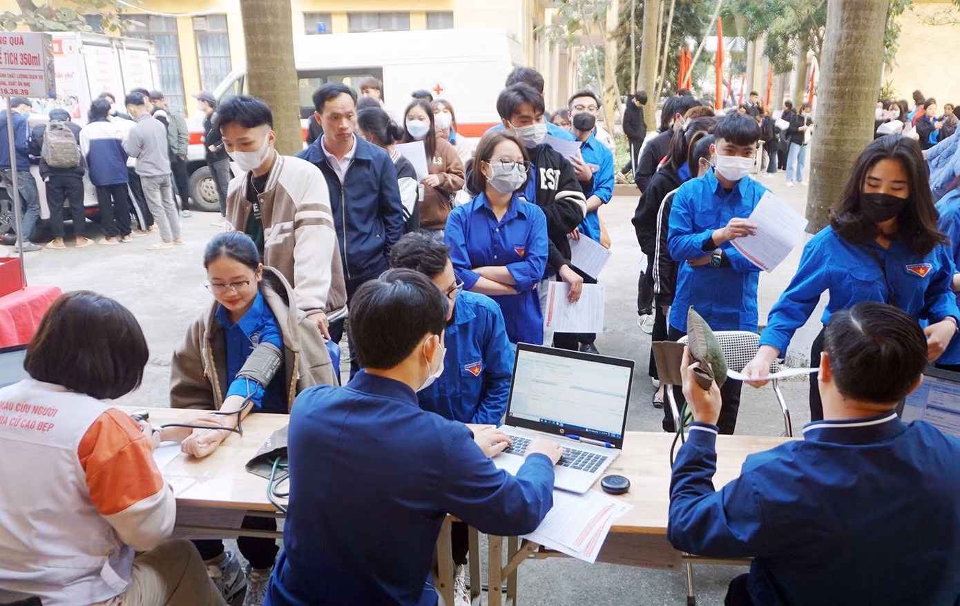 Trước khi hiến máu các đoàn viên được kiểm tra sức khỏe.