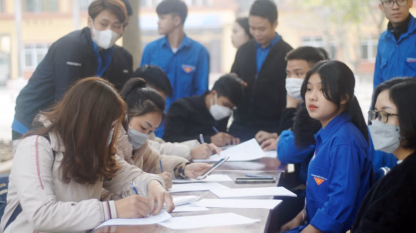 Các bàn hỗ trợ ghi thông tin luôn chật kín đoàn viên đăng ký.