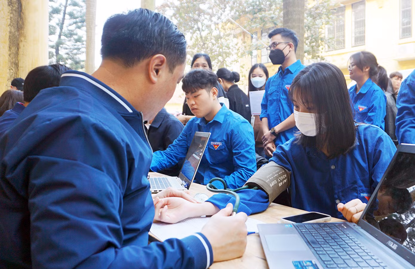 Đông đảo đoàn viên thanh niên tham gia hiến máu.