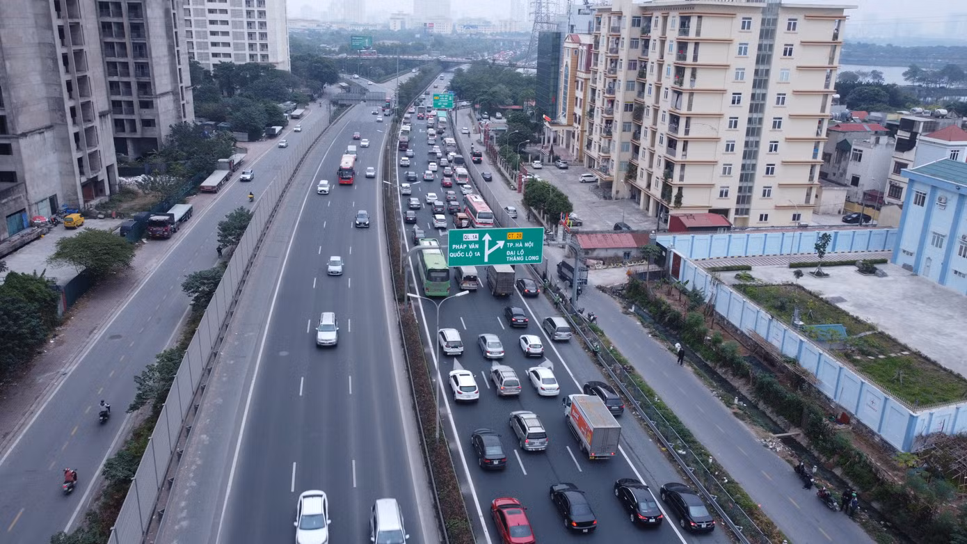 Hướng vào trung tâm thành phố Hà Nội ùn dài còn chiều ngược lại thông thoáng.