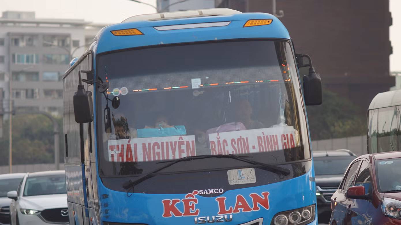 Các chuyến xe khách đông người từ quê lên. Các chuyến xe khách đông người từ quê lên.