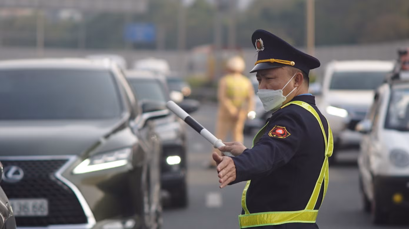 Lực lượng Thanh tra giao thông cũng có mặt từ sớm để phối hợp với CSGT phân luồng. Lực lượng Thanh tra giao thông cũng có mặt từ sớm để phối hợp với CSGT phân luồng.