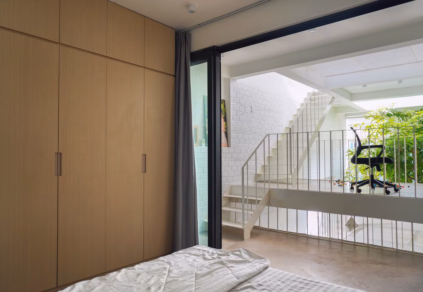 Nhờ kết hợp phương pháp xây dựng với vật liệu đơn giản, nhóm thiết kế đã giúp gia chủ tiết kiệm tối đa chi phí xây dựng ngôi nhà.