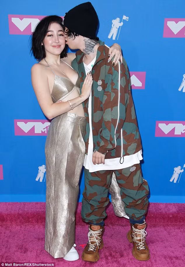 Jennifer Lopez, Kylie Jenner và dàn mỹ nhân gợi cảm ngất ngây ở VMAs ảnh 13