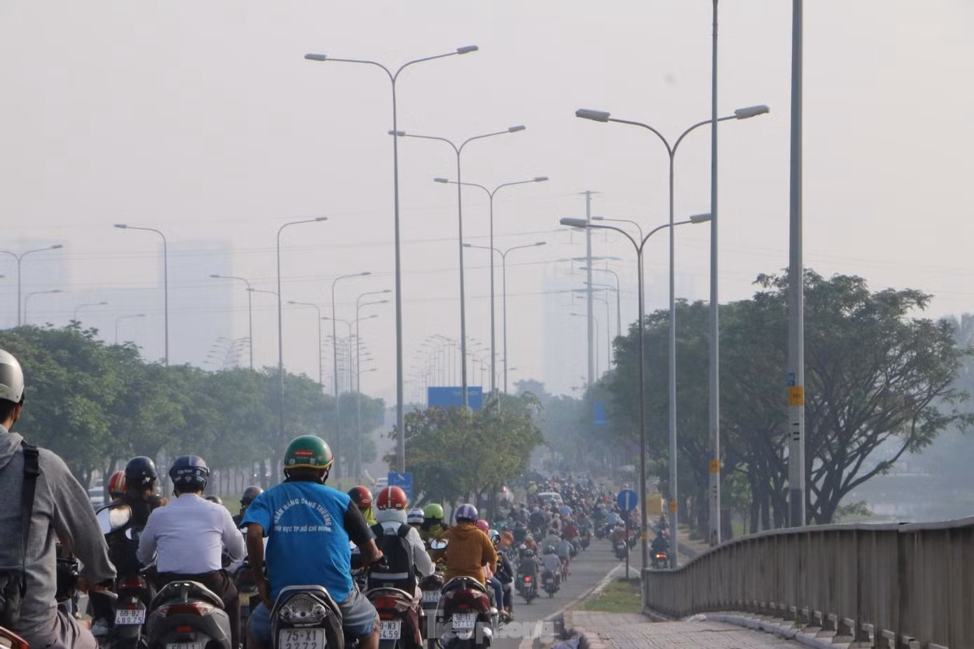 Sương mù xuất hiện trên nhiều tuyến đường tại TPHCM khiến tầm nhìn xa giảm.