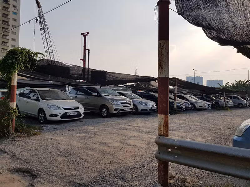 Hà Nội: La liệt bãi đỗ xe '5 không' trên đất dự án ảnh 1