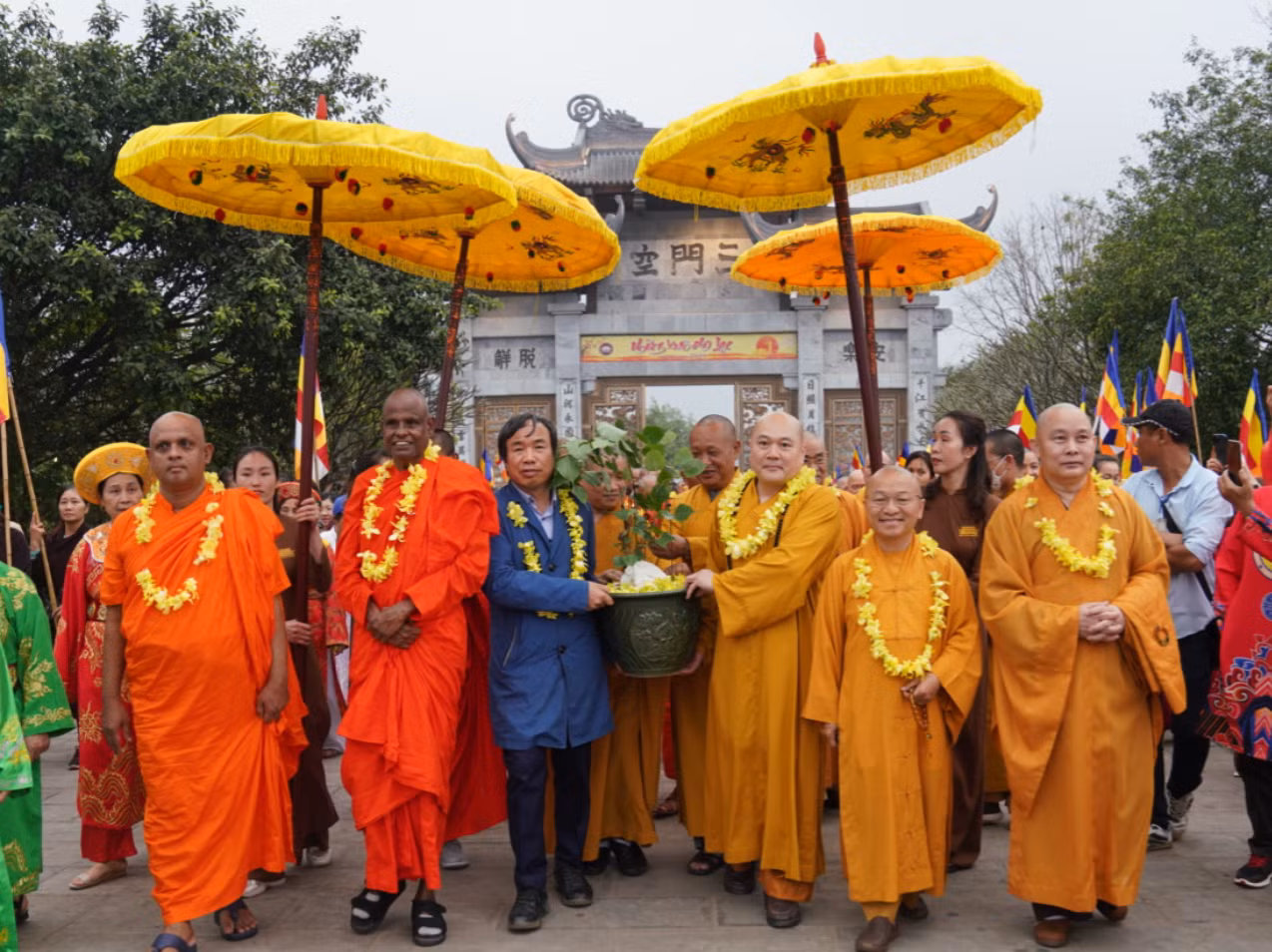 Cây bồ đề được đón từ Sri Lanka về chùa Bái Đính.