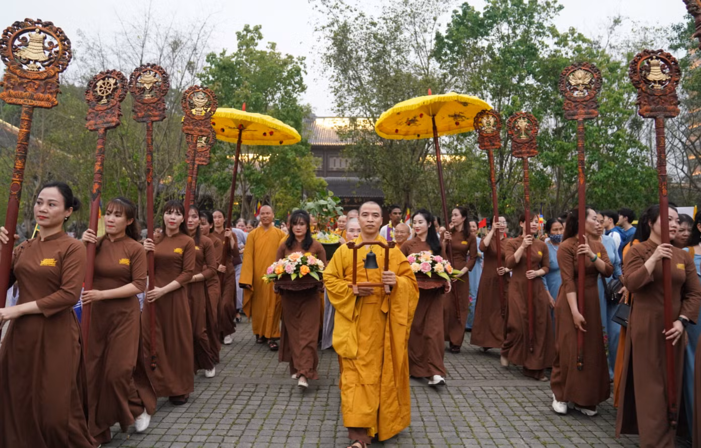 Hàng nghìn phật tử và du khách đón cây bồ đề tại chùa Bái Đính.