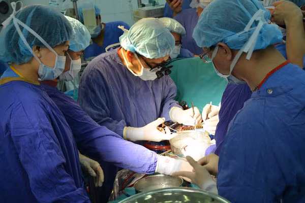 Bé gái chào đời từ phôi thai đông lạnh cách đây 24 năm ảnh 1
