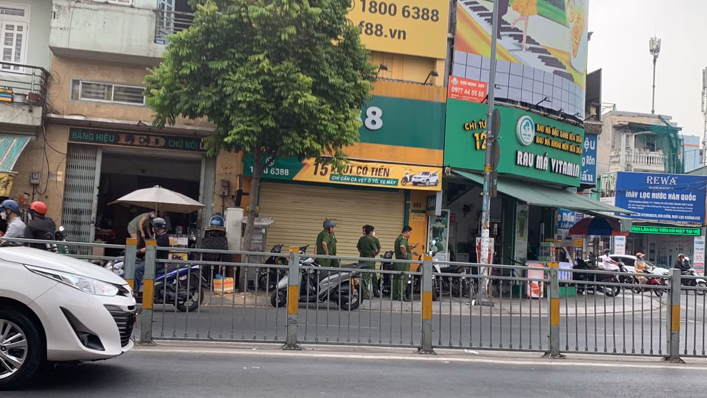 Chi nhánh F88 tại địa chỉ 683 Lũy Bán Bích, phường Hoà Thạnh, quận Tân Phú cửa đóng them cài. Ảnh: CTV