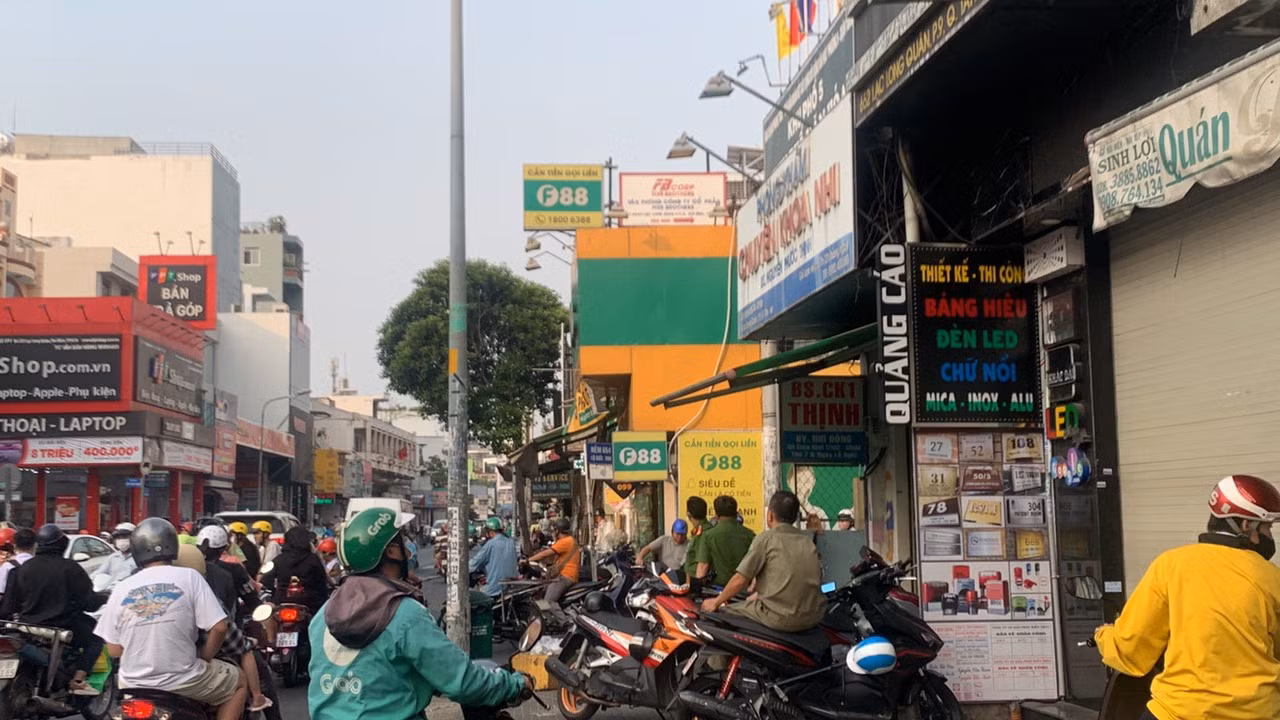 Lực lượng chức năng bên ngoài chi nhánh F88 tại đường Lạc Long Quân, phường 9, quận Tân Bình.