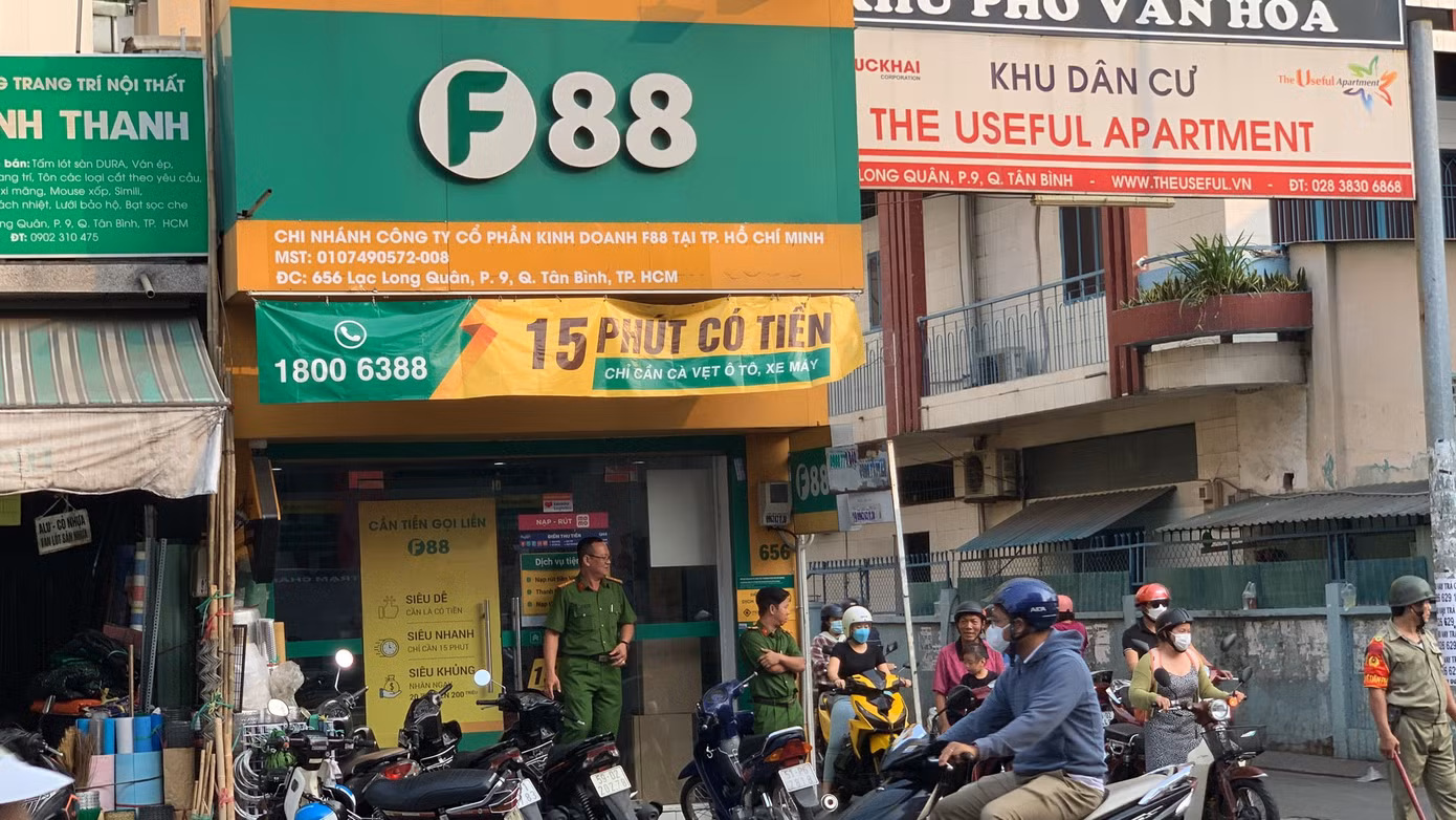 Chi nhánh F88 tại đường Lạc Long Quân, phường 9, quận Tân Bình vào chiều 6/3. Ảnh: CTV