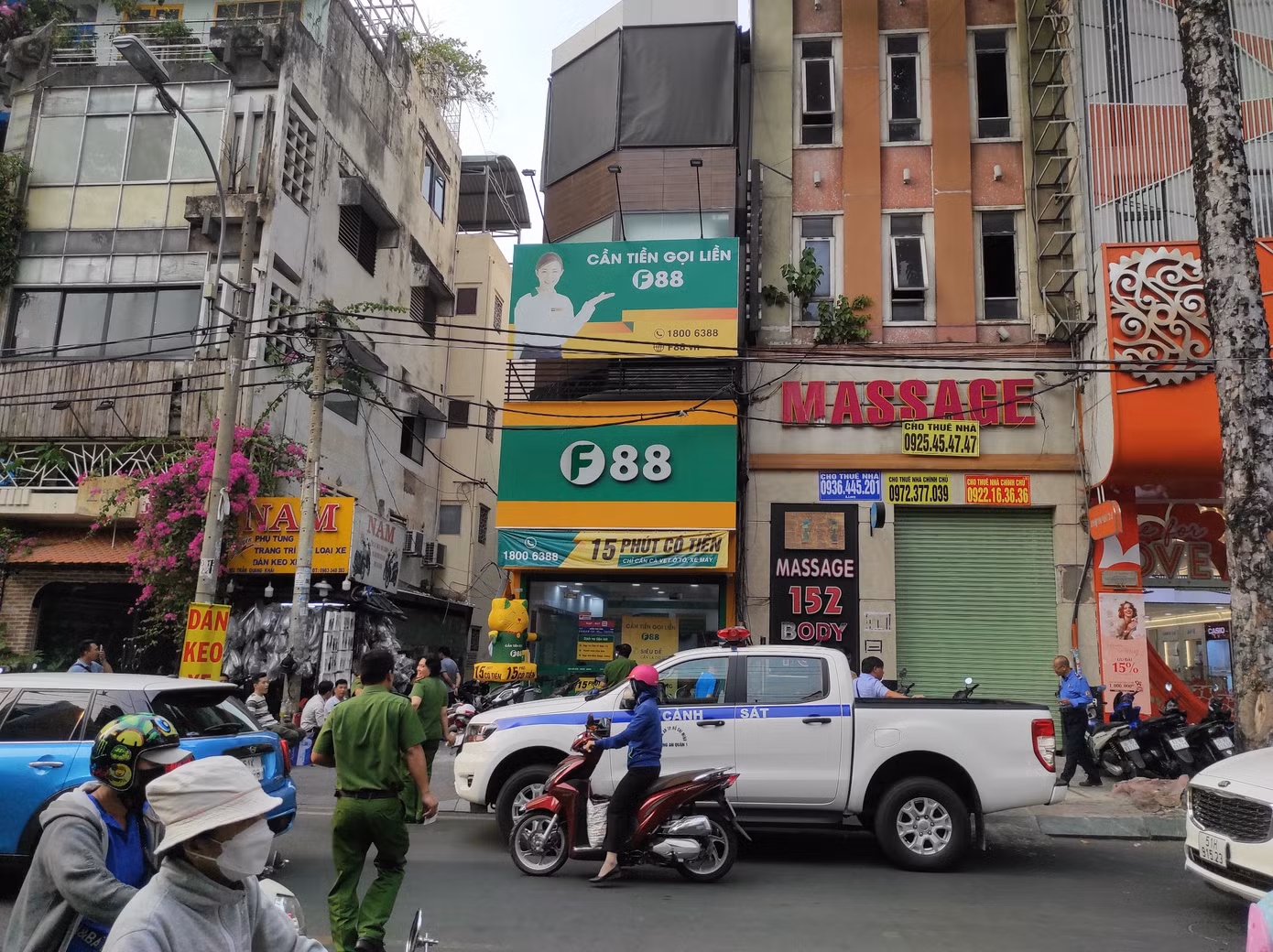 Tại chi nhánh F88 ở đường Trần Quang Khải, phường Tân Định quận 1 (TPHCM) lúc 16h xuất hiện xe công vụ cùng các cán bộ Công an đến làm việc. Ảnh: H.H