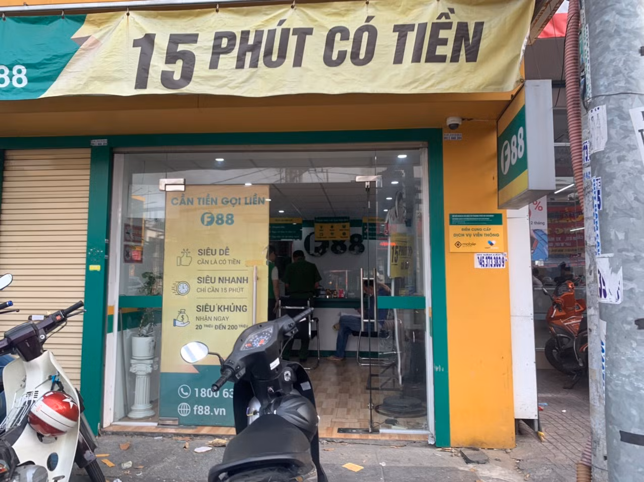 Lực lượng chức năng làm việc bên trong chi nhánh F88 tại đường Hòa Bình, phường Tân Thới Hòa (quận Tân Phú). Ảnh: CTV