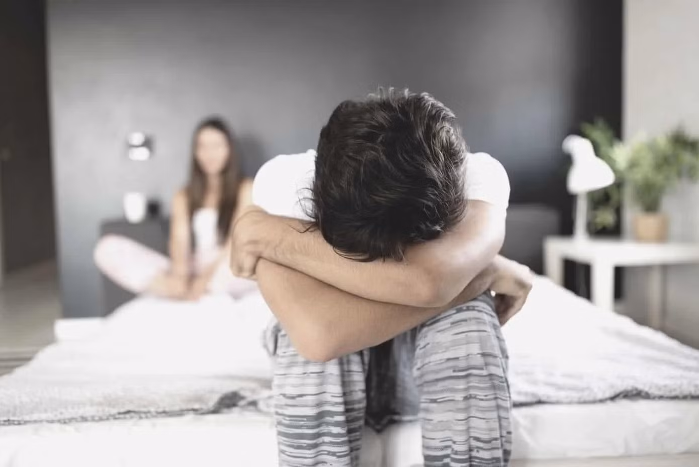 Một số yếu tố gây ra hành vi cưỡng bức tình dục phổ biến bao gồm lo lắng, trầm cảm, tức giận, cô đơn và lòng tự trọng thấp.