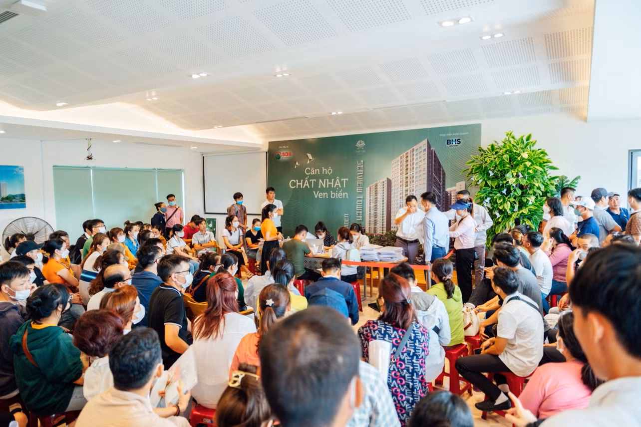 Hơn 200 khách hàng tham gia nộp hồ sơ trong 1 buổi sáng