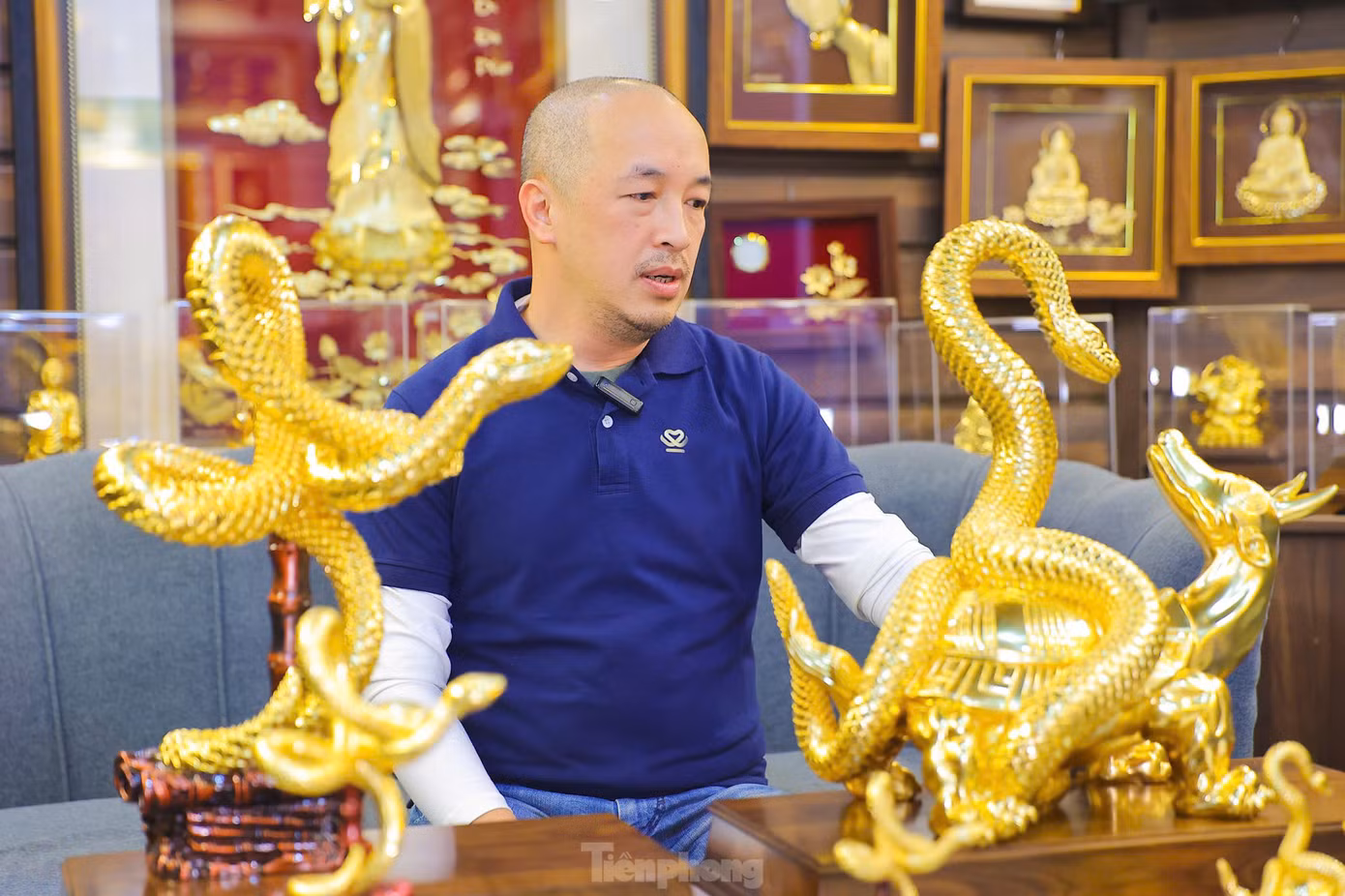 Ông Nguyễn Tùng Lâm, chủ một cơ sở dát vàng ở Hà Nội cho biết nhu cầu quà tặng, đồ phong thủy dát vàng ngày càng được ưa chuộng, đơn đặt hàng thường tăng vào dịp cuối năm.