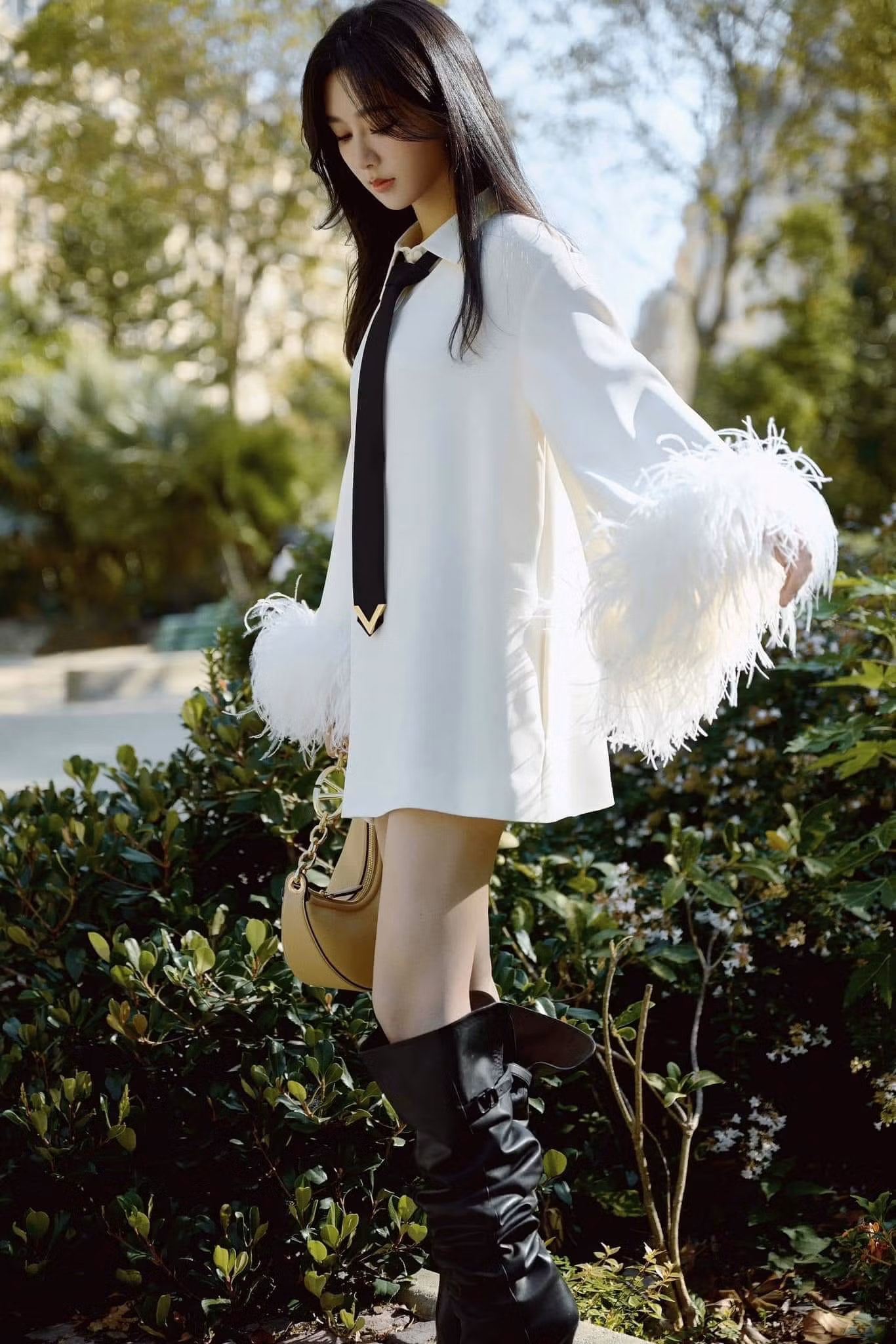 Dương Tử xuất hiện trong show diễn của nhà mốt Valentino với váy sơ mi trắng.