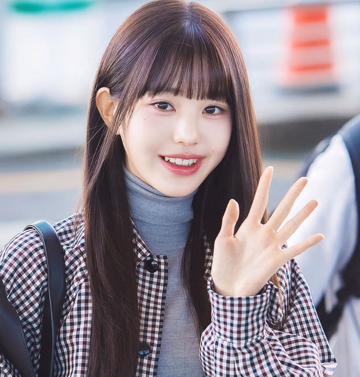 Nữ idol trở thành cái tên lọt top trending khắp các trang mạng xã hội xứ Hàn ngay khi xuất hiện tại sân bay.