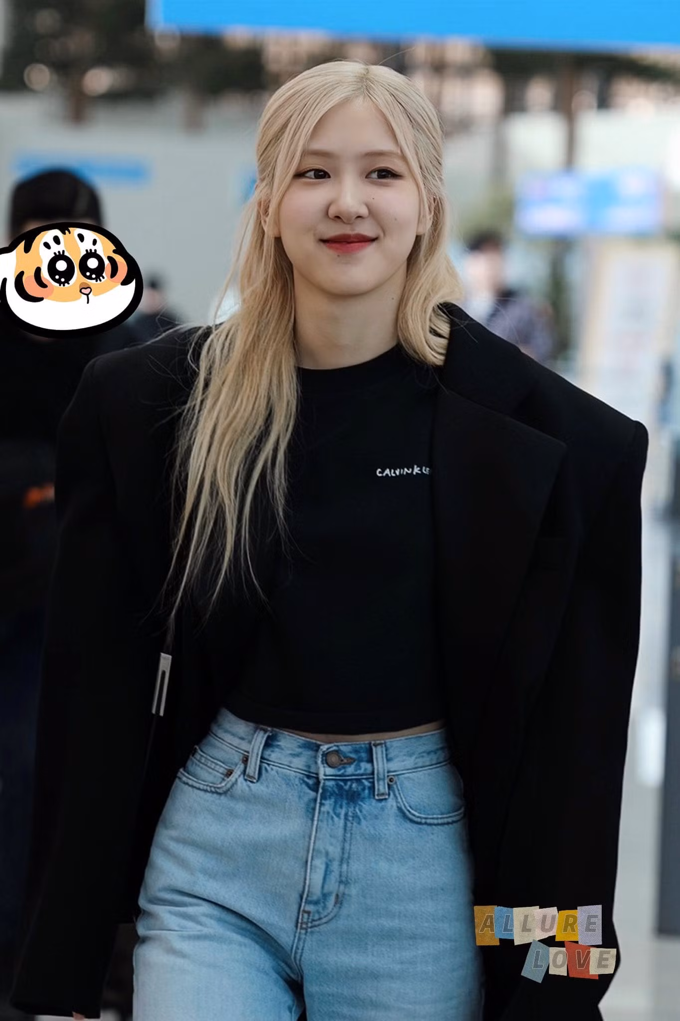 Rosé lên đường sang Pháp tham dự show diễn của YSL. Cô xuất hiện trong trang phục đơn giản với áo crop-top và quần jeans.