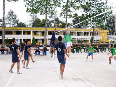Lính sinh viên chơi bóng chuyền Ảnh: Đ.T