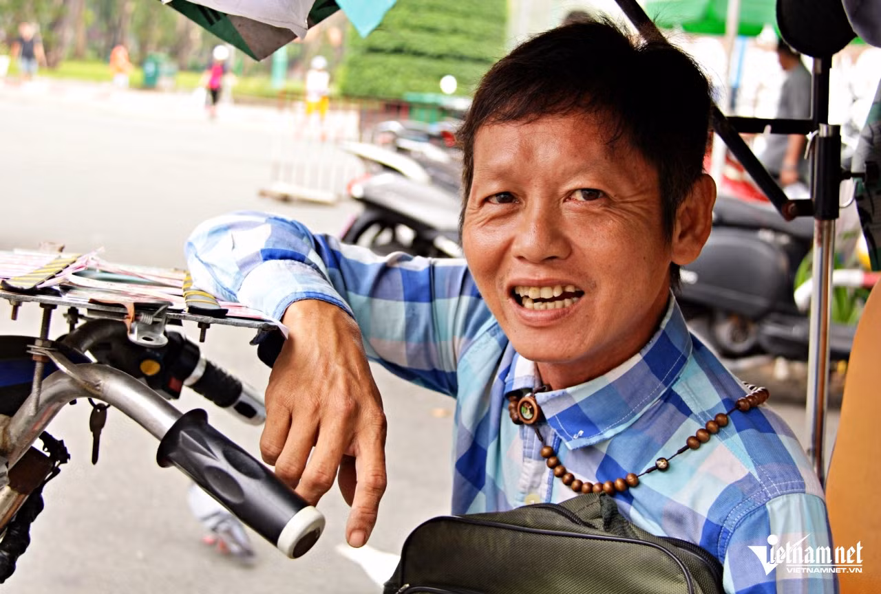Mỗi buổi sáng, anh Hoàng Bình đều chuẩn bị túi ngũ cốc đem đến công viên Lê Văn Tám cho đàn chim trời ăn. Ảnh: Hà Nguyễn