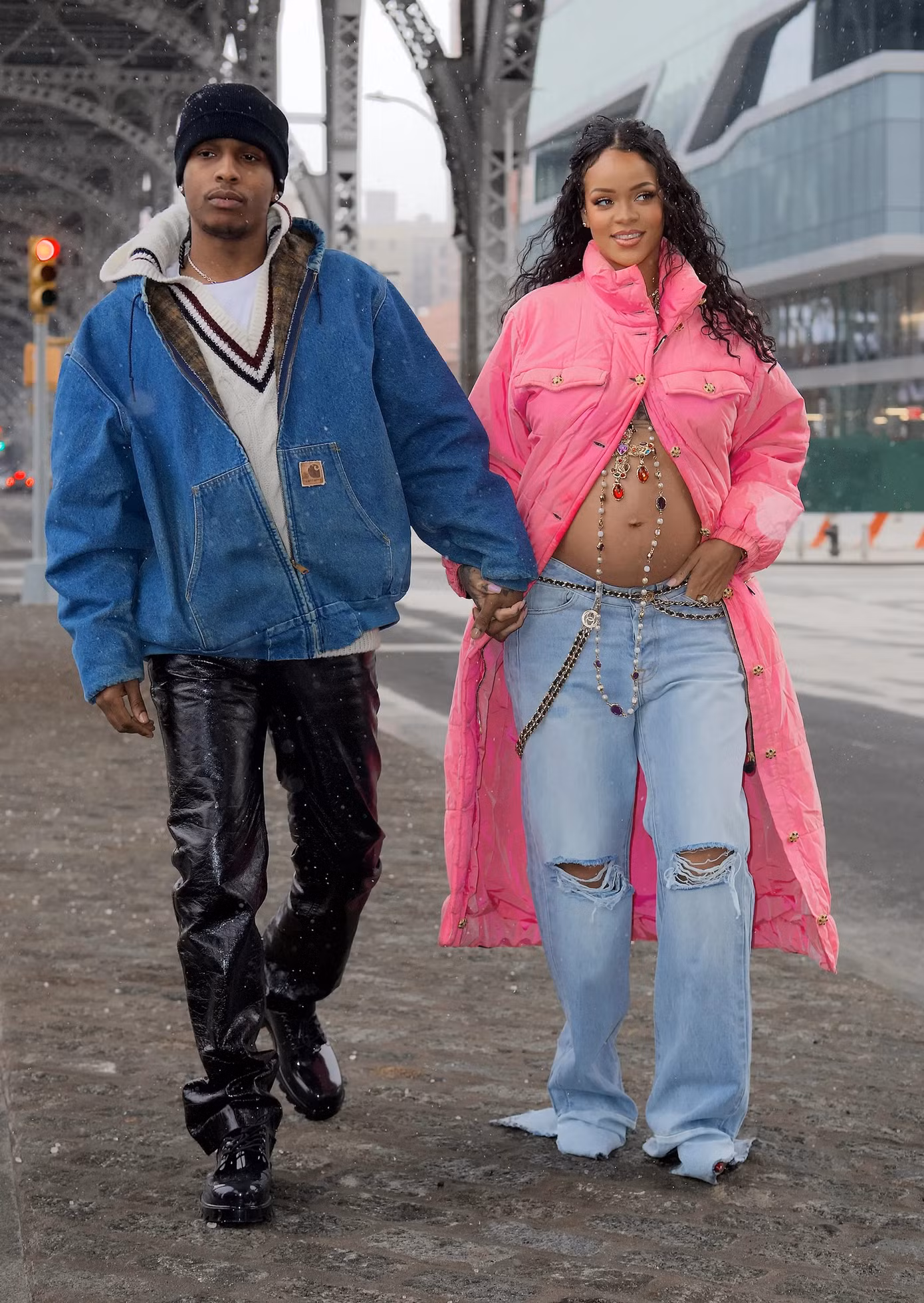 Rihanna khởi đầu một năm đầy thành công bằng cách thông báo mang thai đứa con đầu lòng với rapper A$AP Rocky vào tháng 1. Nữ ca sĩ giàu nhất thế giới không ngại phơi bụng bầu giữa trời tuyết trong chiếc áo khoác phao màu hồng của Chanel, phối cùng quần jean xanh rách gối rộng thùng thình và rất nhiều trang sức lấp lánh. Đây cũng là khoảnh khắc mở đầu cho những ngày tháng gây tranh cãi của Rihanna với thời trang bà bầu hở bạo, từ nội y Dior trong suốt đến áo crop-top cao su của Gucci. Ảnh: Shutterstock.