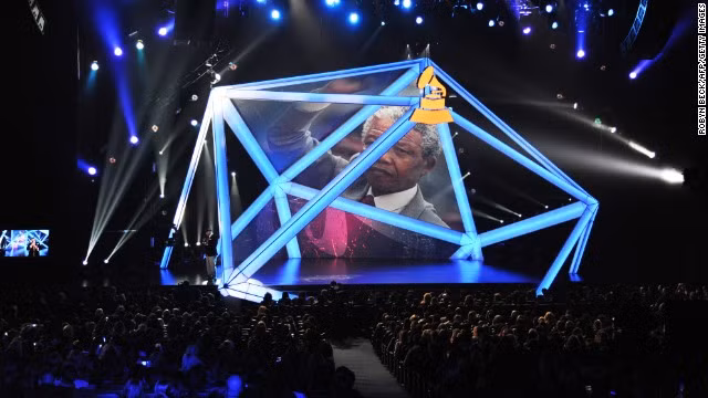 Cố tổng thống Mandela được vinh danh tại buổi đề cử giải Grammy (giải thưởng âm nhạc uy tín nhất thế giới) tại nhà hát lớn tại Los Angeles, Mỹ.