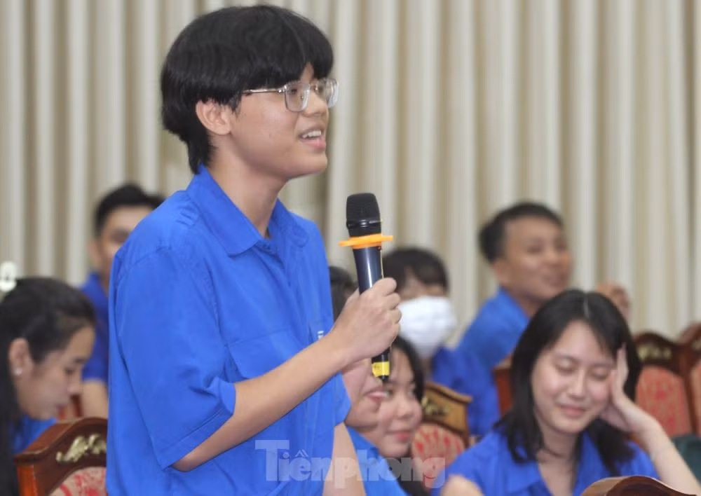 Đoàn viên Nguyễn Minh Tuấn phát biểu tại hội nghị