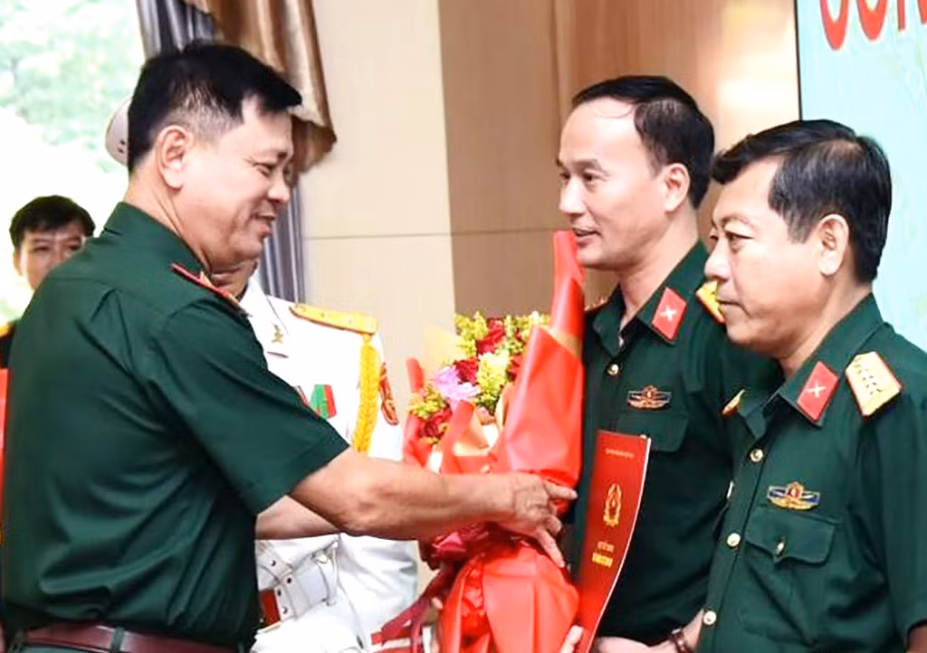 Đại tá Võ Thành Danh (giữa) nhận quyết định bổ nhiệm