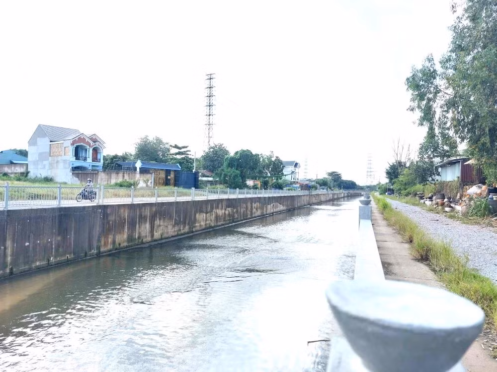 Kinh phí thực hiện dự án kênh thoát nước này nằm trong gói dự án nâng cấp, mở rộng quốc lộ 13. Dự án mở rộng quốc lộ 13 dài 12,7km (từ phường Vĩnh Phú, TP.Thuận An đến điểm đầu TP.Thủ Dầu Một) với tổng mức đầu tư gần 1.400 tỷ đồng được triển khai theo hình thức BOT (xây dựng - kinh doanh - chuyển giao).