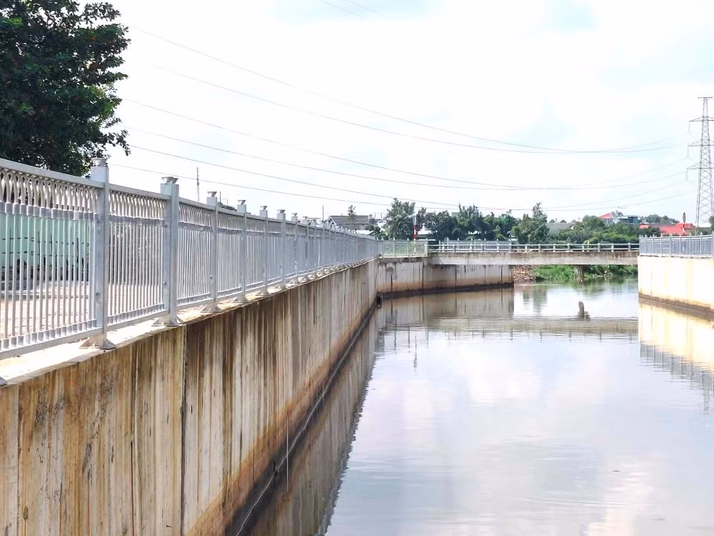 "Kể từ khi kênh thoát nước đưa vào sử dụng, tuyến quốc 13 qua địa bàn ít xảy ra tình trạng ngập úng. Những ngày qua trời mưa lớn, một số điểm trên quốc lộ 13 nước có dâng cao, tuy nhiên nước rút nhanh"- bà Nguyễn Thị Mai (sinh sống bên quốc lộ 13, đoạn thuộc phường Bình Hòa, TP.Thuận An, tỉnh Bình Dương) cho biết.