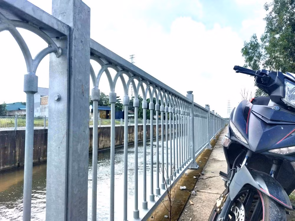 Kênh thoát nước được xây dựng rào chắn an toàn hai bên