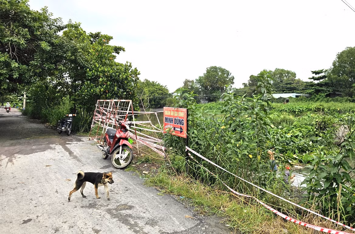 Vị trí một cây cầu sắt bị nước cuốn trôi đã được cơ quan chức năng phong tỏa.