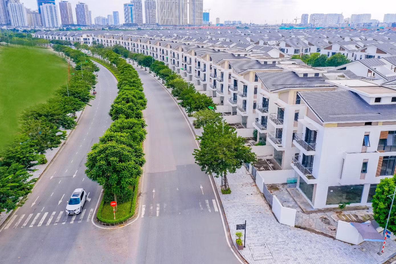 Sau cơn sốt giá căn hộ chung cư, giá biệt thự, liền kề Hà Nội ngày càng tăng cao.