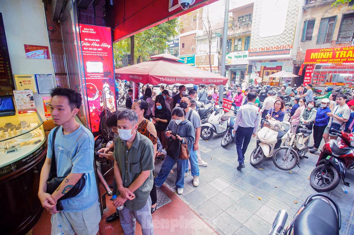 Dân xếp hàng dài mua 1 chỉ vàng ngày giá vàng nhẫn lên cao nhất 119,5 triệu đồng/lượng (ảnh: Duy Phạm).