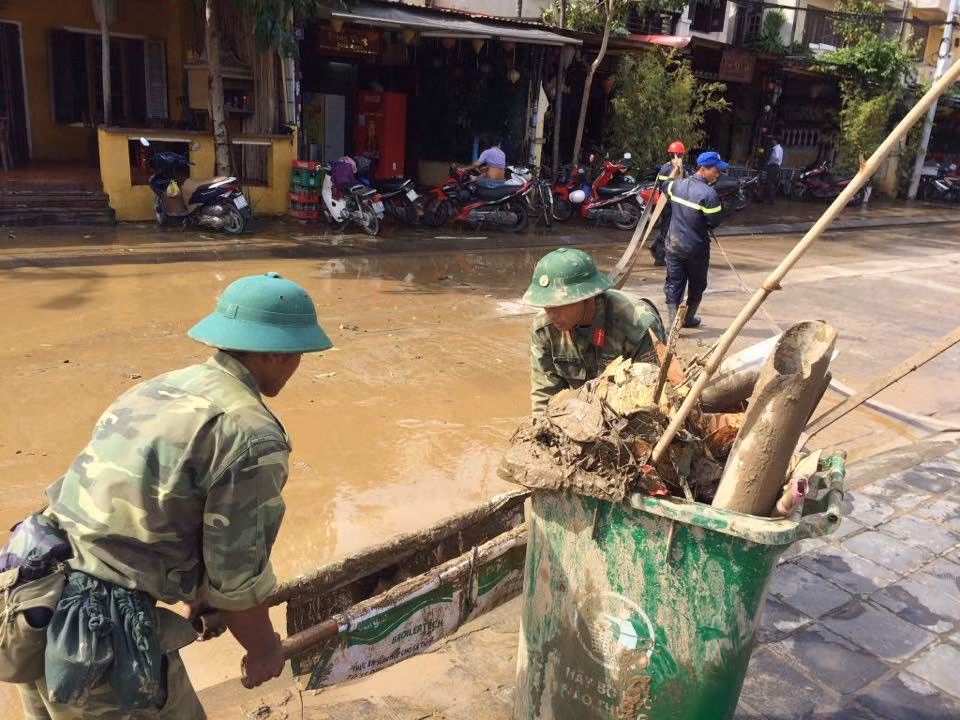 Hơn 600 chiến sĩ căng sức dọn lụt Hội An đón đoàn APEC ảnh 4