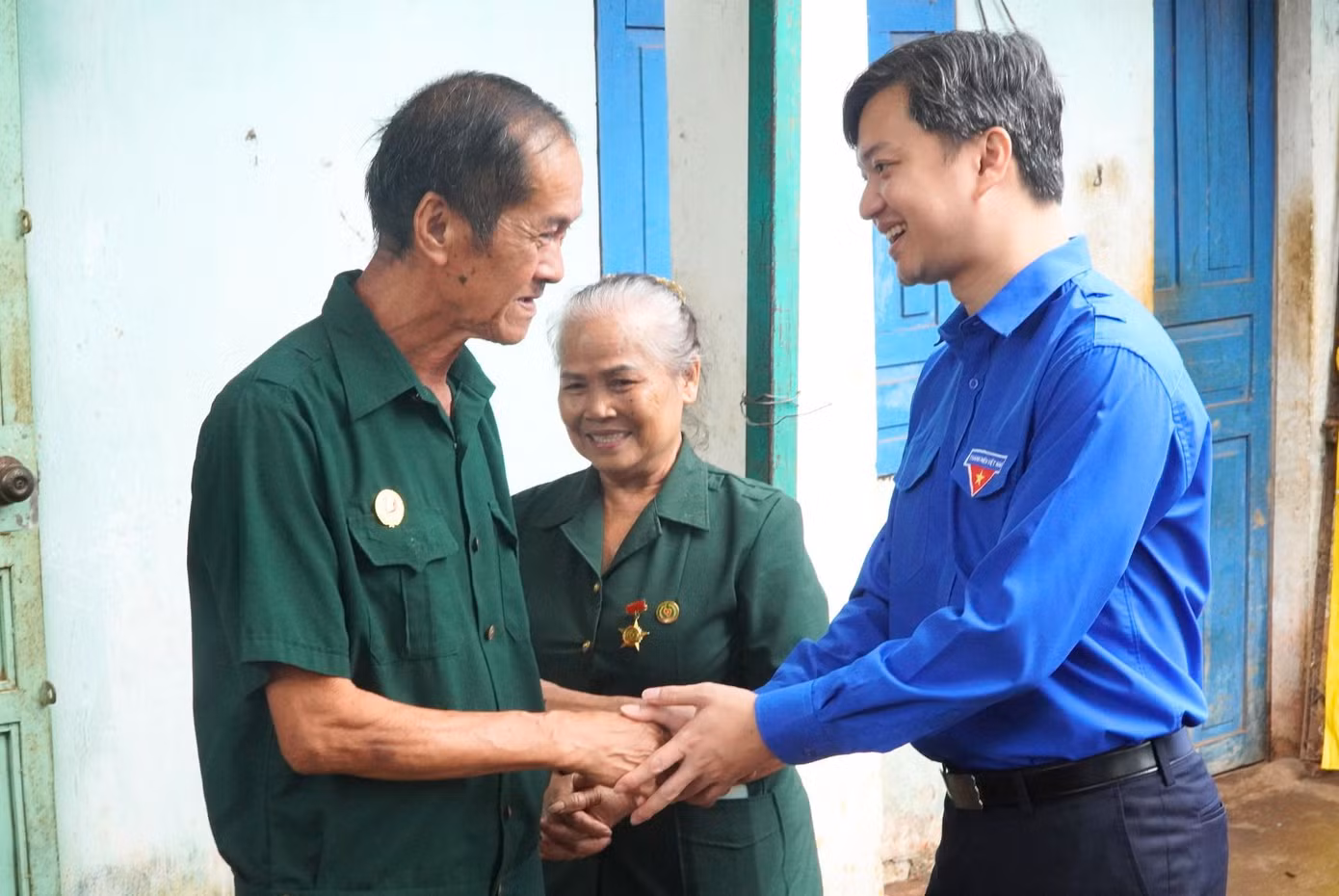 Gia đình cựu thanh niên xung phong Nguyễn Thị Đào không giấu được sự xúc động