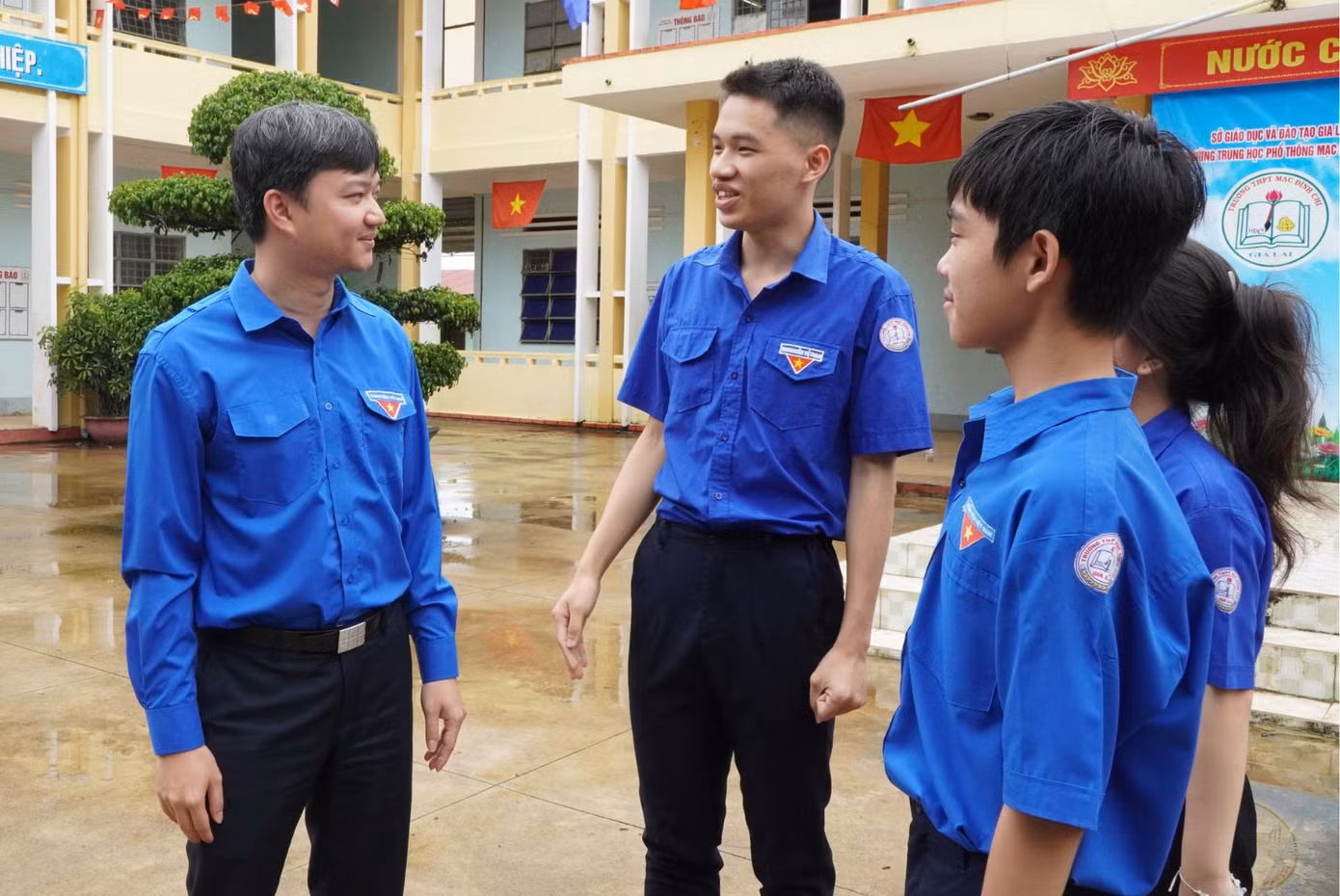 Anh Nguyễn Minh Triết tâm sự với các bạn đảng viên mới
