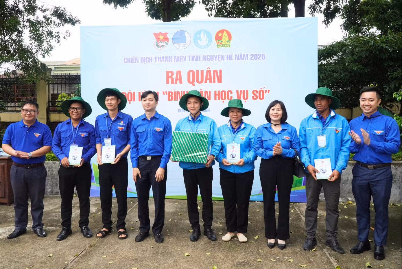 Anh Nguyễn Minh Triết tại lễ ra quân đội hình “Bình dân học vụ số”